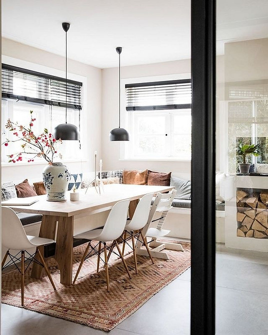 Кухонний кутовий диван з дерев'яним каркасом, що гармонійно вписується в інтер'єр кухні.