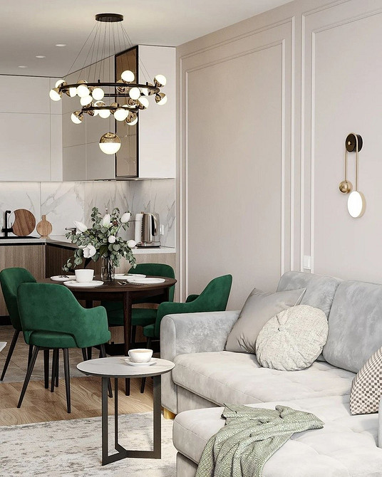 Компактний кутовий диван на маленькій кухні, економія простору та затишок.