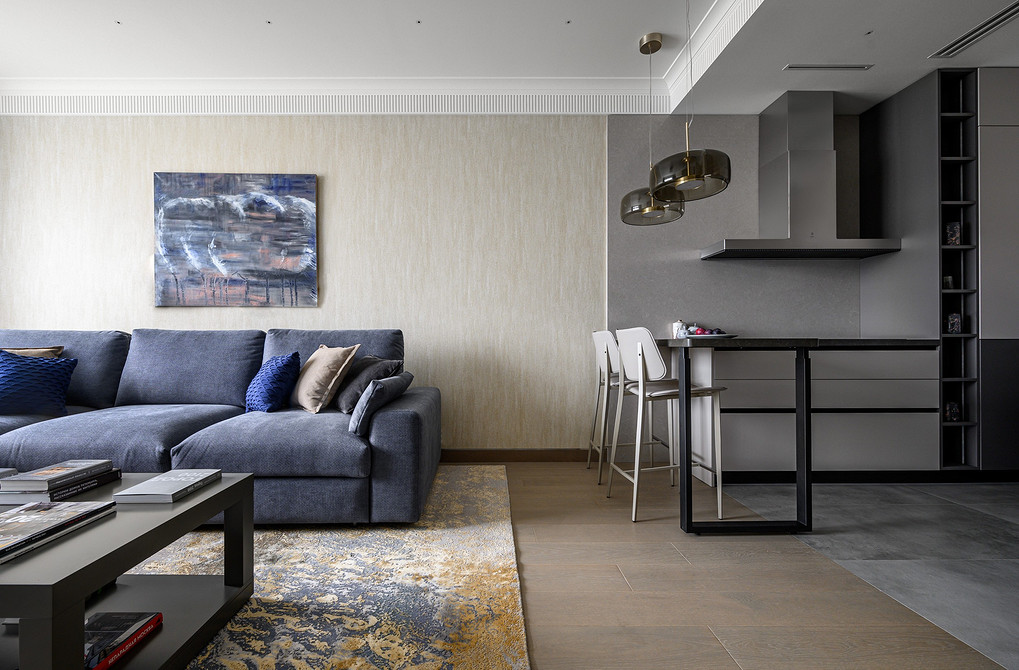 Невеликий кутовий диван на кухні, ідеальний для маленької сім'ї.