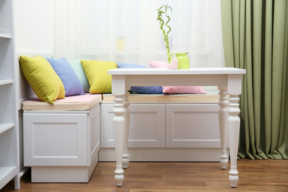 Сучасний кухонний кутовий диван з м'якою оббивкою, ідеальне рішення для невеликої кухні.