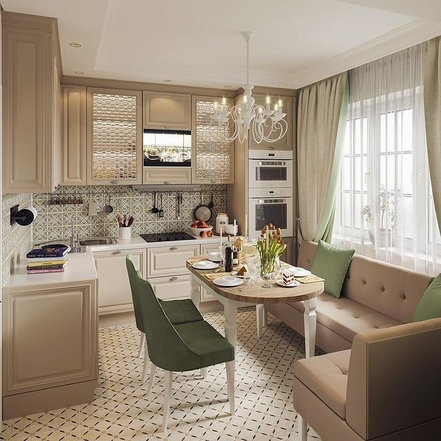 Зручний кутовий диван з подушками для комфортного відпочинку на кухні.