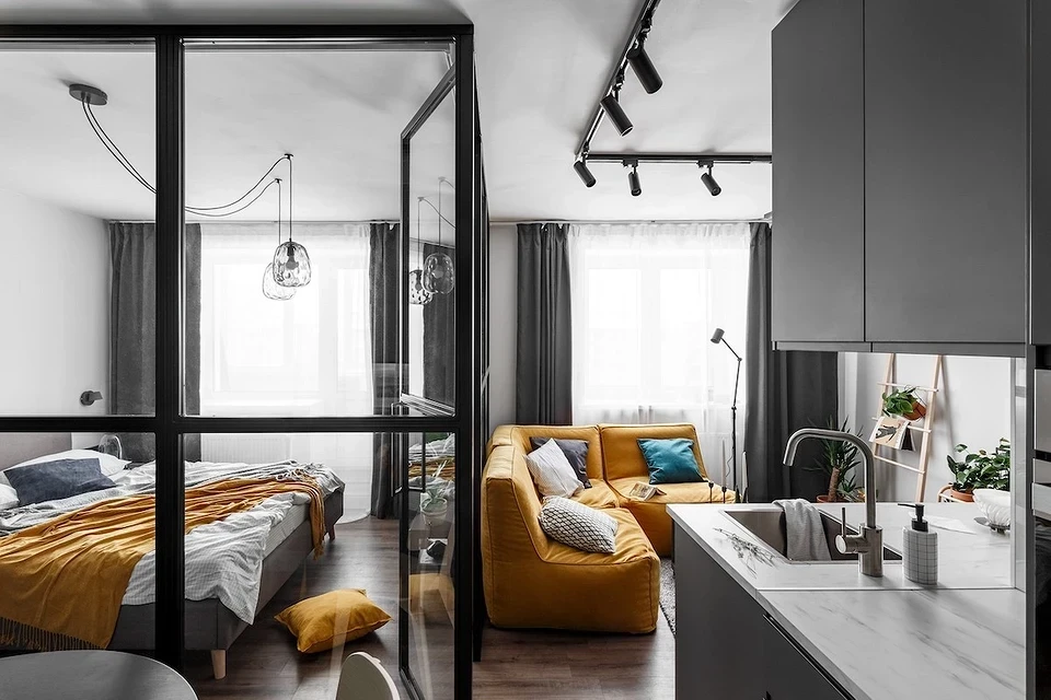 Сучасний кутовий диван на кухні в стилі мінімалізм, сірий колір