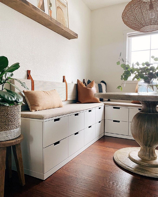 Стильний дизайн кухні з кутовим диваном, що поєднує обідню зону та місце для відпочинку.