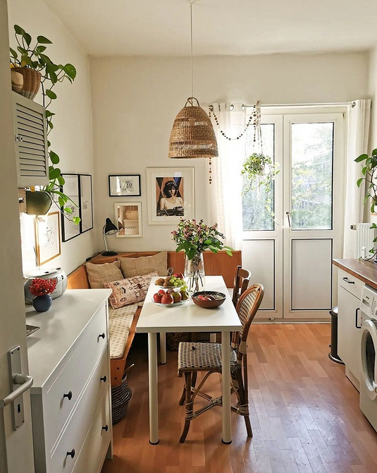 Кутовий диван на кухні з дерев'яними ніжками для класичного інтер'єру