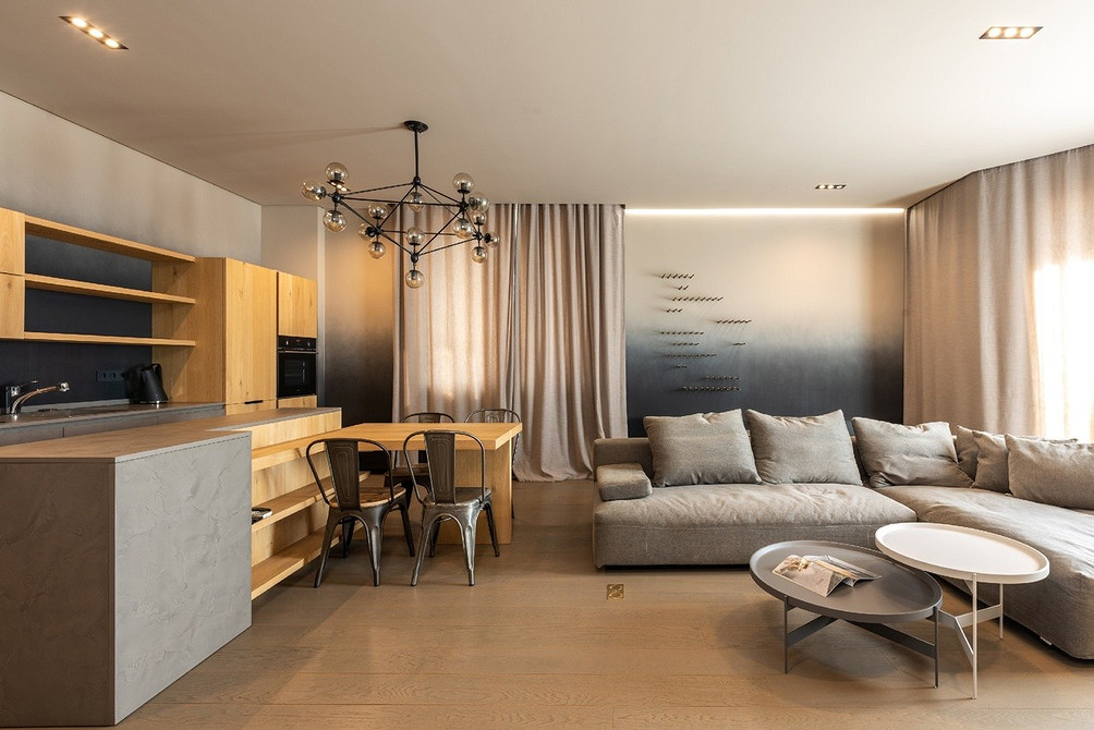 Кутовий диван з яскравими подушками на кухні, акцент на деталях та індивідуальний стиль.