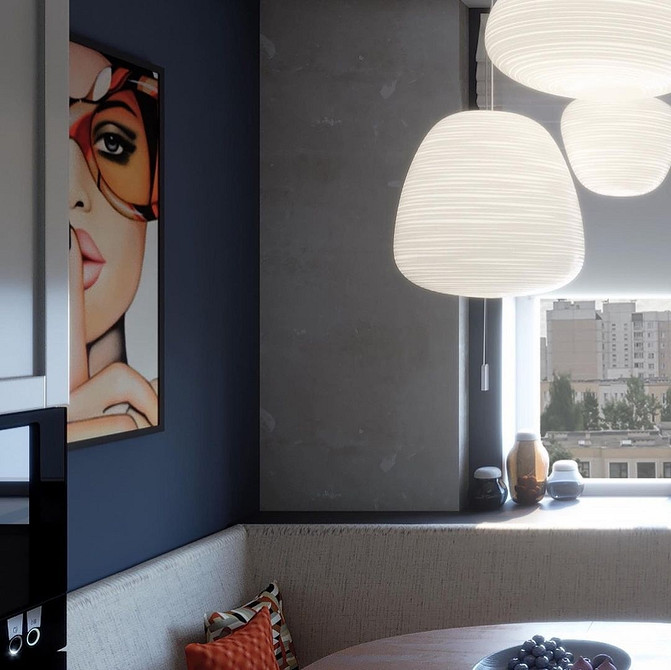 Кутовий диван для кухні у світлих тонах з дерев'яними елементами декору