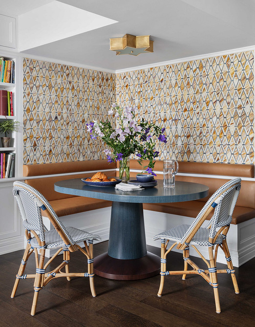 Комфортний кутовий диван на кухні з м'якими подушками для максимального розслаблення та відпочинку.