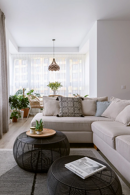 Кутовий диван з велюровою оббивкою у вітальні з сучасним дизайном освітлення