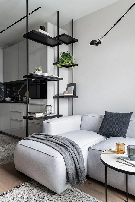 Інтер'єр вітальні з кутовим диваном та декоративними подушками для комфорту