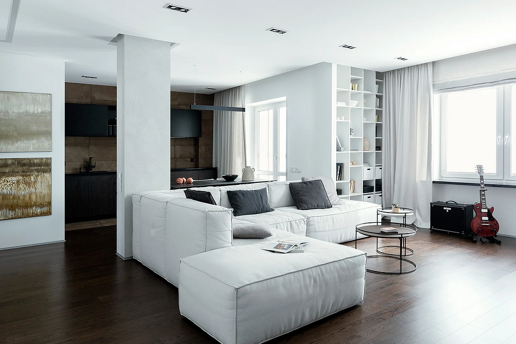 Кутовий диван з подушками різних розмірів і кольорів створює затишний куточок.