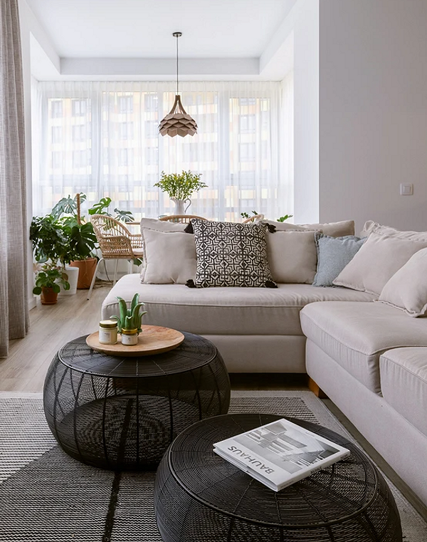 Кутовий диван у вітальні, гармонійне поєднання з килимом та декоративними подушками