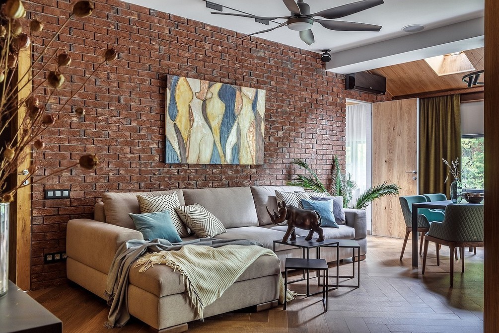 Сучасний кутовий диван у світлій вітальні з дерев'яними елементами декору