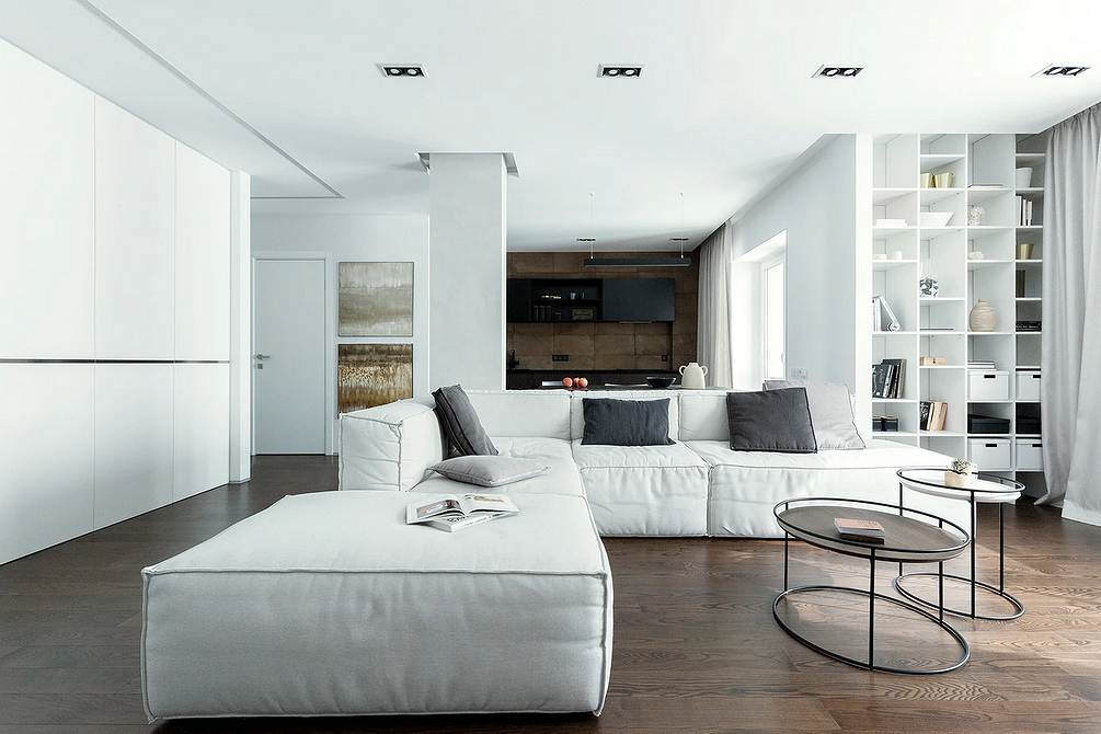 Шкіряний кутовий диван в класичному інтер'єрі з книжковими полицями та каміном.