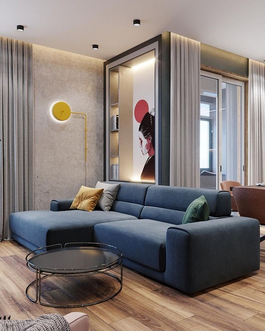 Кутовий диван з текстильною оббивкою, поєднаний з журнальним столиком та рослинами у вітальні