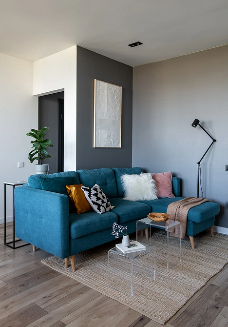 Кутовий диван у вітальні з великою кількістю рослин, еко-дизайн