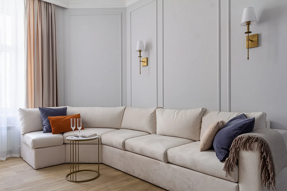 Темний кутовий диван в сучасному інтер'єрі: елегантний акцент у вітальні.