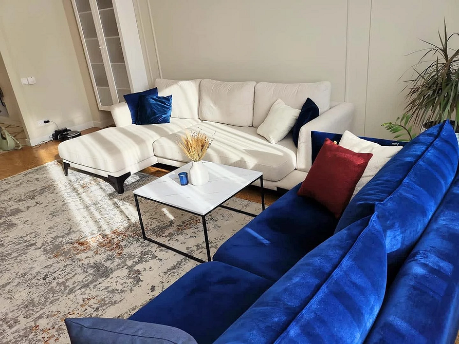 Дизайн інтер'єру вітальні з кутовим диваном: поради щодо вибору матеріалів оббивки.