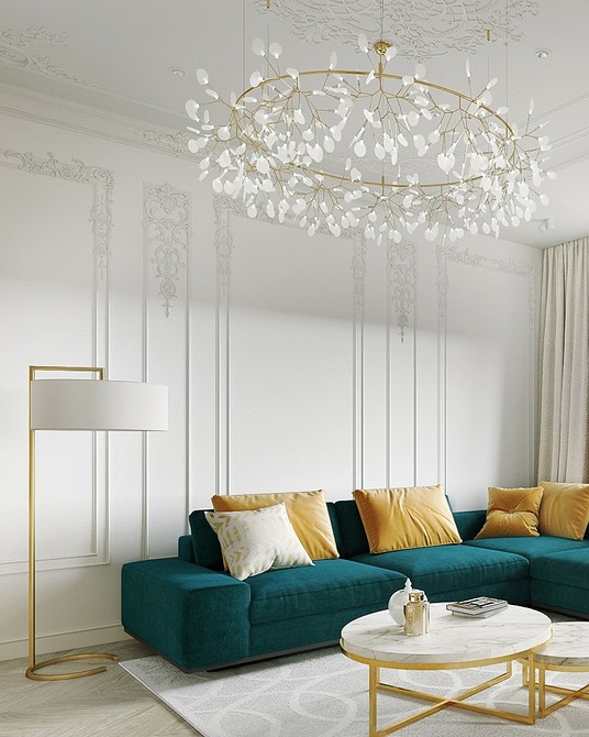 Кутовий диван з яскравою оббивкою у вітальні з акцентною стіною