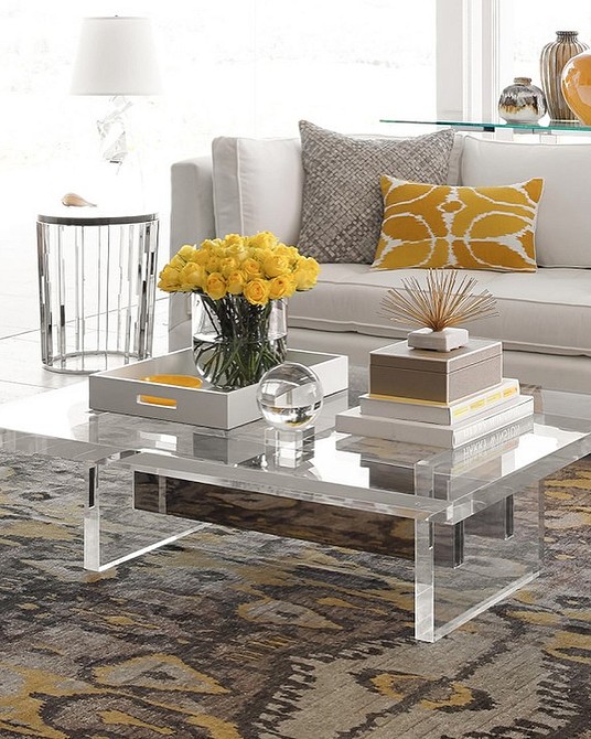 Мінімалізм в меблях: прозорий журнальний столик в сучасному інтер'єрі вітальні.