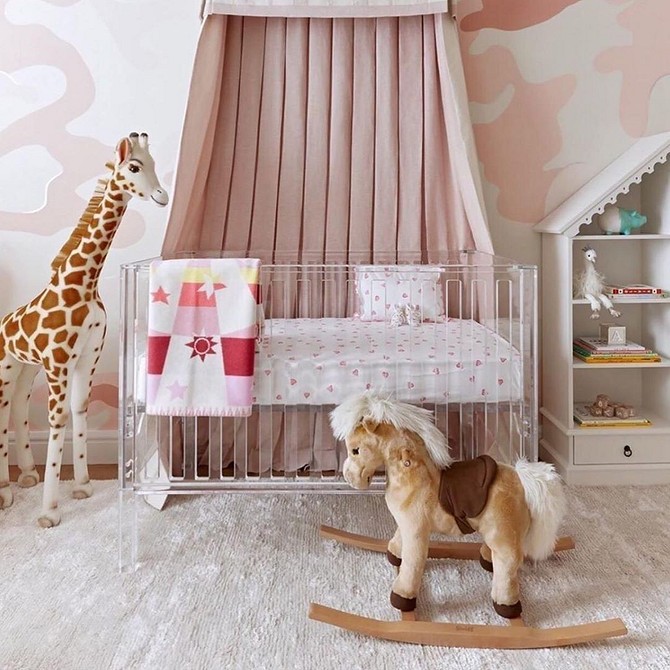 Прозорий стіл в офісі, сучасний дизайн та відчуття відкритого простору.