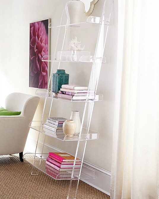 Прозорий стілець в інтер'єрі вітальні: поєднання прозорих меблів з яскравими акцентами.