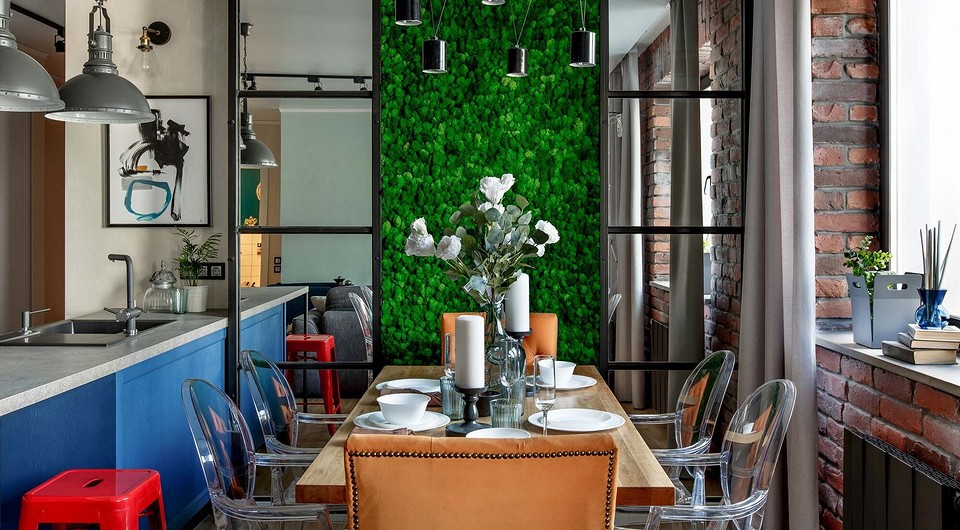 Прозорі меблі в інтер'єрі: стильний стілець з прозорого пластику в сучасному дизайні.