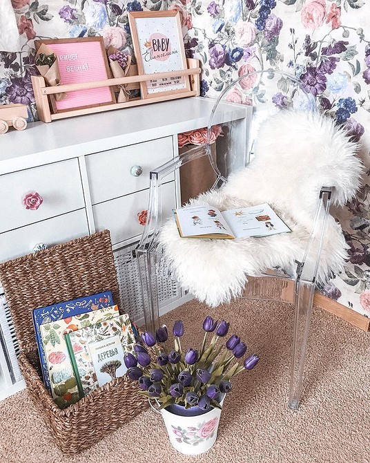 Прозоре крісло з подушкою, елемент мінімалістичного дизайну інтер'єру.