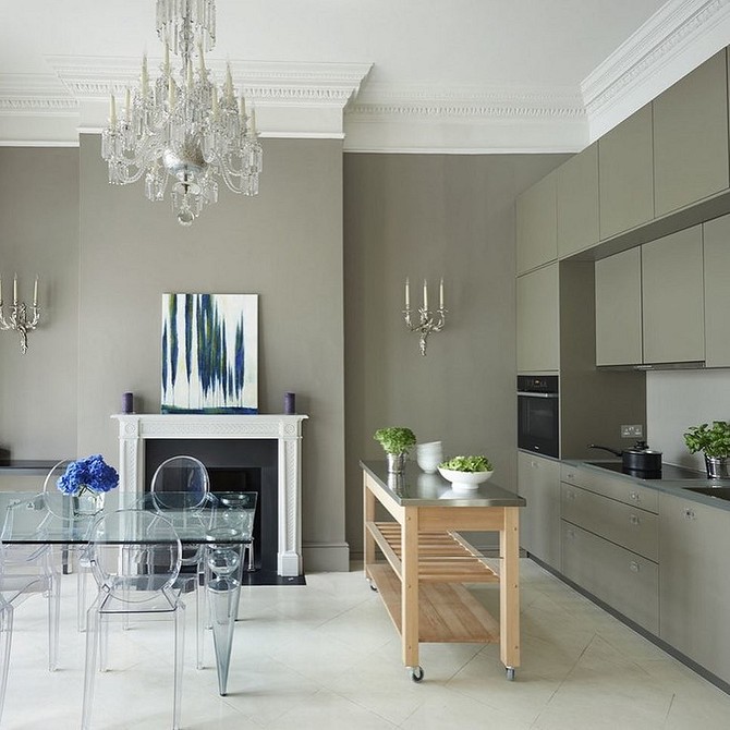 Пластикові меблі в інтер'єрі: прозорий консольний столик, який ідеально підходить для невеликих приміщень.