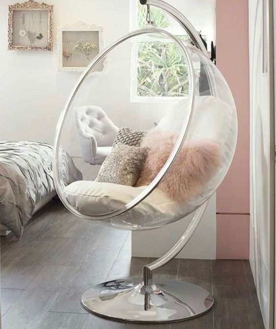 Прозорі полиці для книг, мінімалістичний дизайн та функціональність.