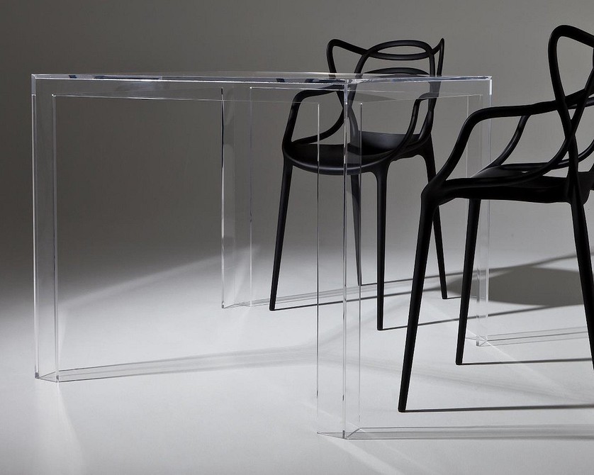 Прозорі меблі в дизайні інтер'єру: елегантний прозорий стілець біля робочого столу.