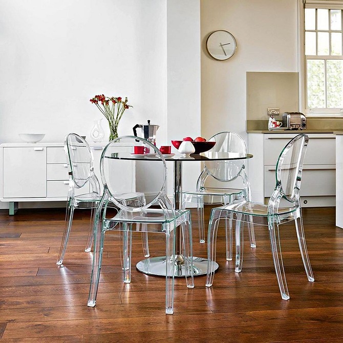 Дизайн інтер'єру: використання прозорих стільців для обідньої зони, щоб додати елегантності.
