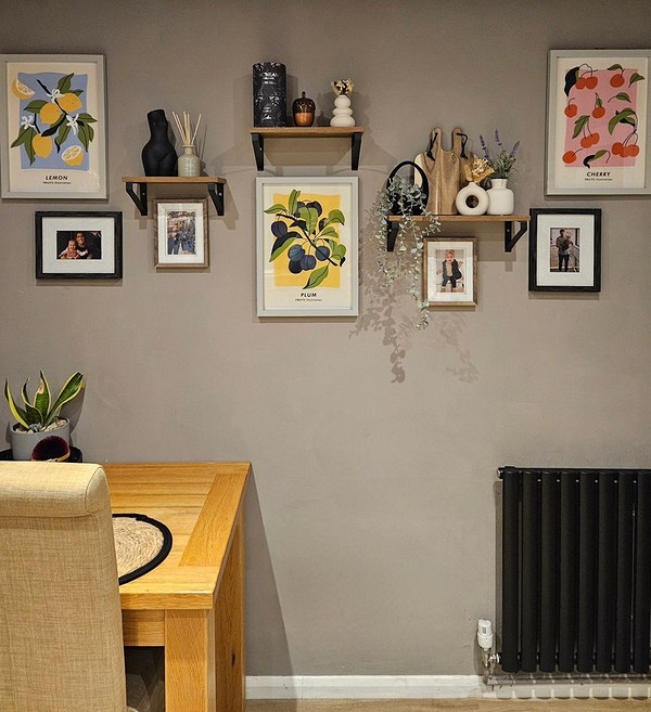 Відкриті полиці: сучасний дизайн з різноманітними способами кріплення на стіні.