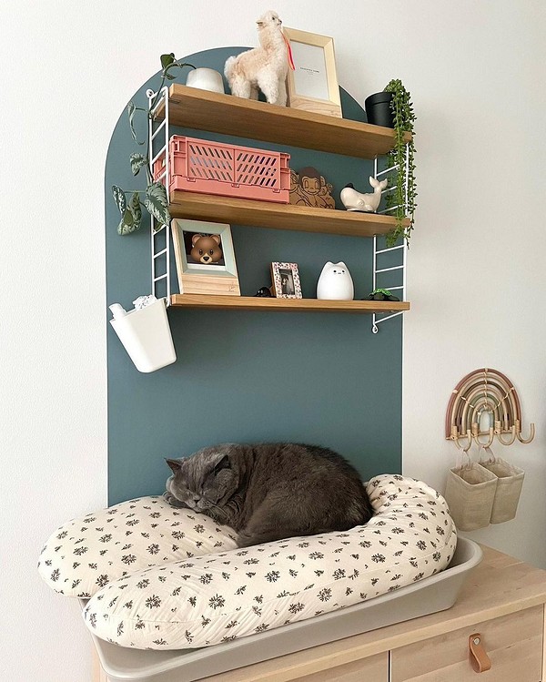 Дизайн полиць: незвичайні рішення для оформлення стін з використанням відкритих полиць.