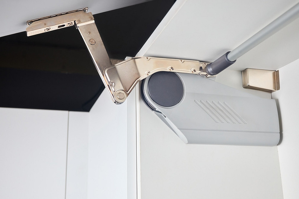 Різновиди меблевих петель для кухні: вибір для верхніх та нижніх шаф, огляд