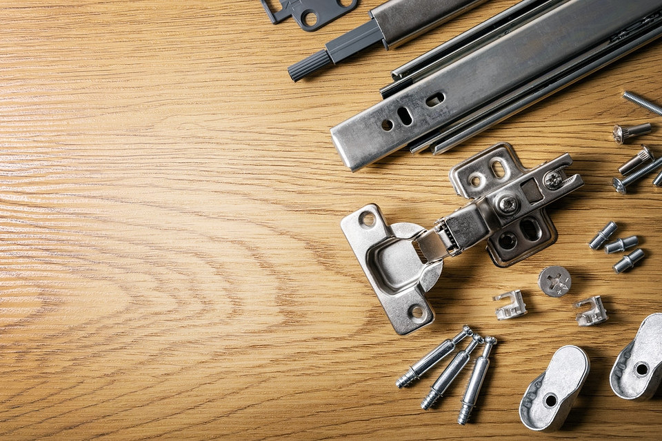 Варіанти меблевих петель для кухні, рішення для верхніх та нижніх шаф зі скляними фасадами