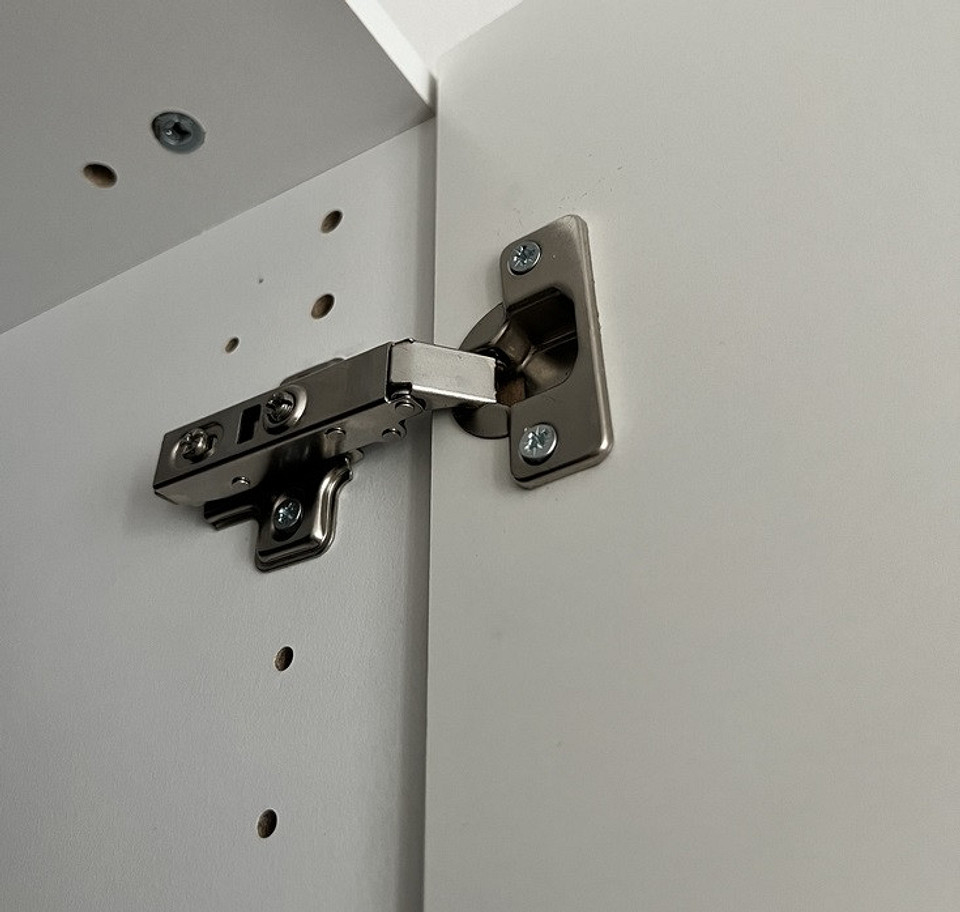 Різновиди меблевих петель для кухні, вибір для шаф, використання у скляних фасадах