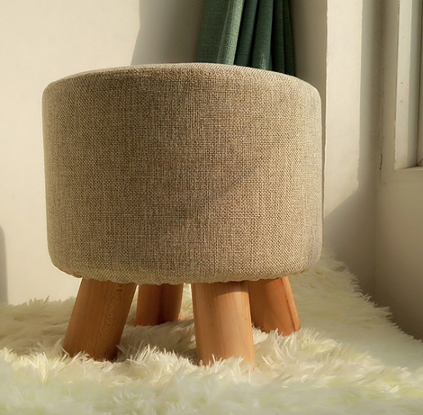 М'який пуф та зручне крісло в кутку кімнати, ідеальне місце для читання.