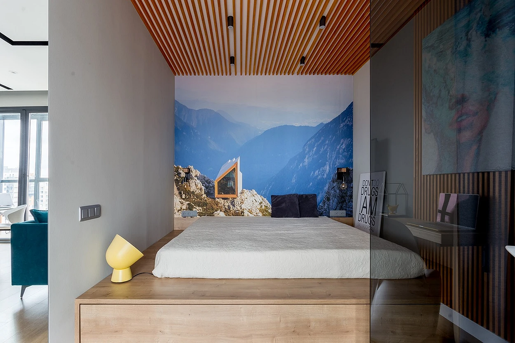 Ліжко-подіум з м'яким узголів'ям в спальні, комфортний дизайн та стильний інтер'єр.