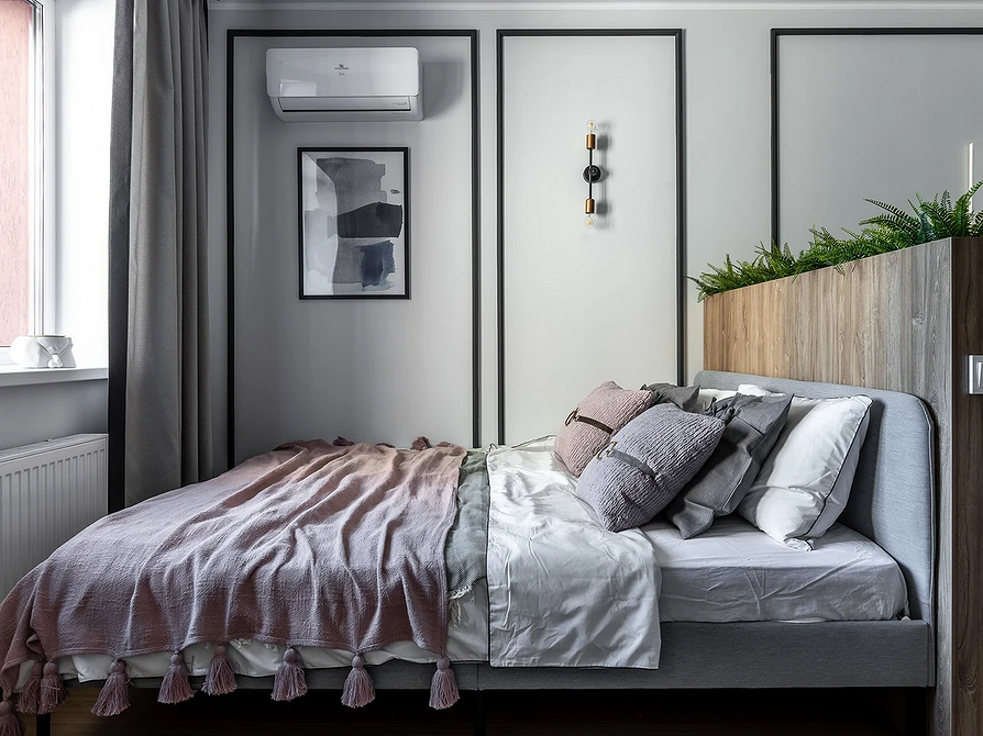 Елегантний дизайн спальні з ліжком-подіумом, що підкреслює сучасний стиль кімнати.