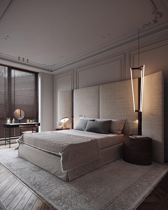 Дизайн спальні з ліжком з великим узголів'ям та сучасним інтер'єром.