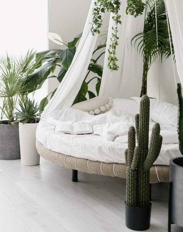 Елегантна спальня з акцентним сучасним ліжком, тренди дизайну ліжок 2024