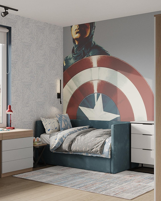 Дизайн спальні з ліжком-подіумом, використання теплих кольорів для створення затишної атмосфери.