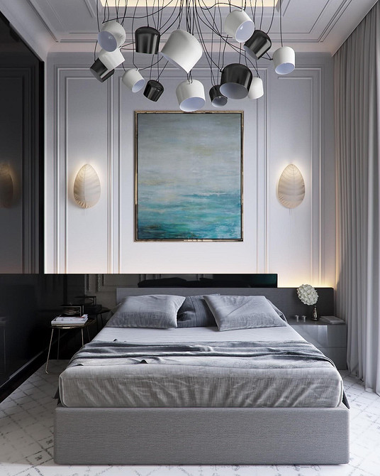 Дизайн спальні з великим ліжком та м'яким узголів'ям, сучасний стиль та затишок.