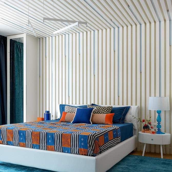 Сучасна спальня з ліжком-подіумом, мінімалістичний дизайн та відсутність зайвих деталей.