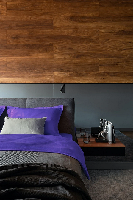 Ліжко-подіум з м'яким узголів'ям, комфортний дизайн спальні для відпочинку та релаксації.