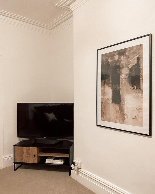 Сучасна тумба під телевізор в мінімалістичному інтер'єрі вітальні