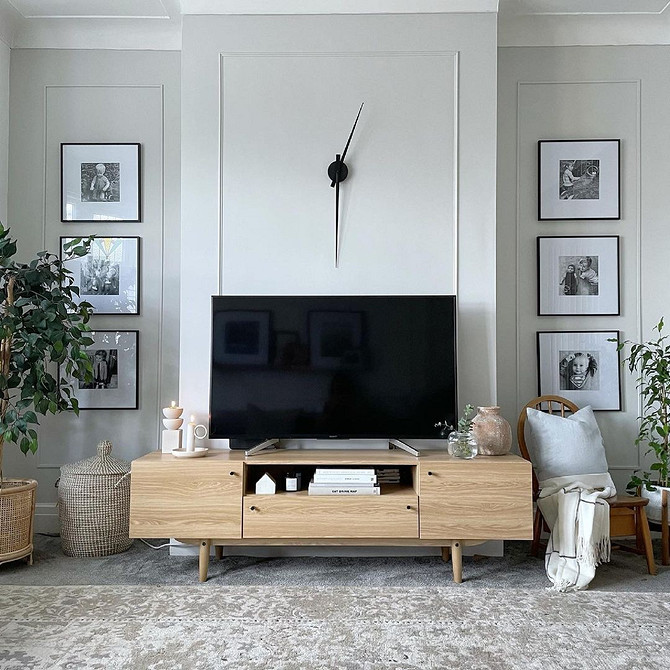 Елегантна біла тумба під телевізор з шухлядами для зберігання речей.