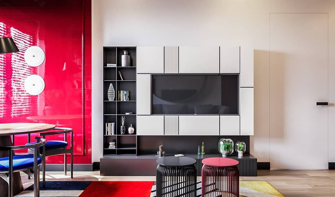 Мінімалістична біла тумба під телевізор в сучасному інтер'єрі