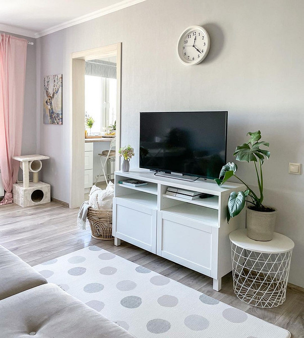 Тумба під телевізор в стилі лофт з металевими елементами та дерев'яною стільницею.