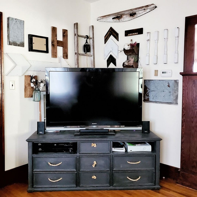 Дерев'яна тумба під телевізор з відкритими полицями для техніки